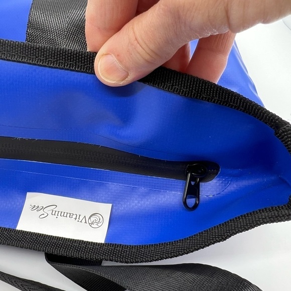 VITAMIN SEA BLUE AND BLACK WATERPROOF AND SAND PROOF ZIPPERED TOTE - Picture 13 of 16